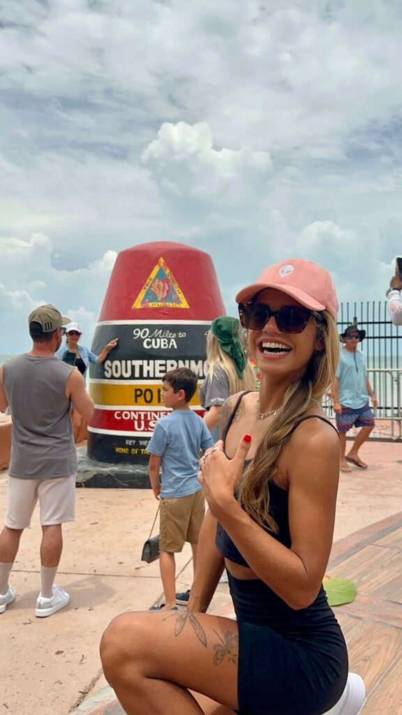 Maria Luz no Marco Zero de Key West, na Flórida, durante uma viagem internacional.
